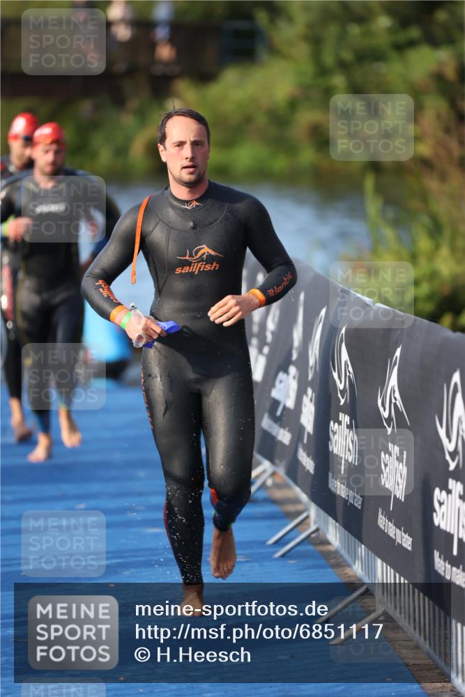 25.08.2024 - Elbe Triathlon Hamburg H.Heesch http://msf.ph/oto/6851117 25.08.2024 08:59:11 Schwimmen 202, 203, 204, 237, 261, 275, 285, 298, 310, 316, 322 meine-sportfotos.de