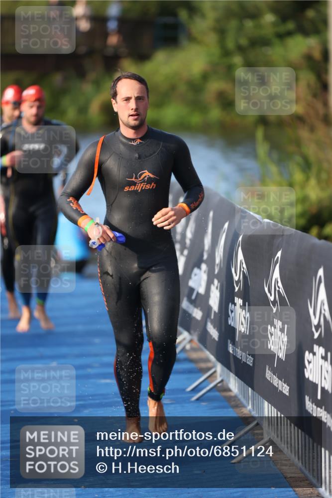 25.08.2024 - Elbe Triathlon Hamburg H.Heesch http://msf.ph/oto/6851124 25.08.2024 08:59:11 Schwimmen 202, 203, 204, 237, 261, 275, 285, 298, 310, 316, 322 meine-sportfotos.de
