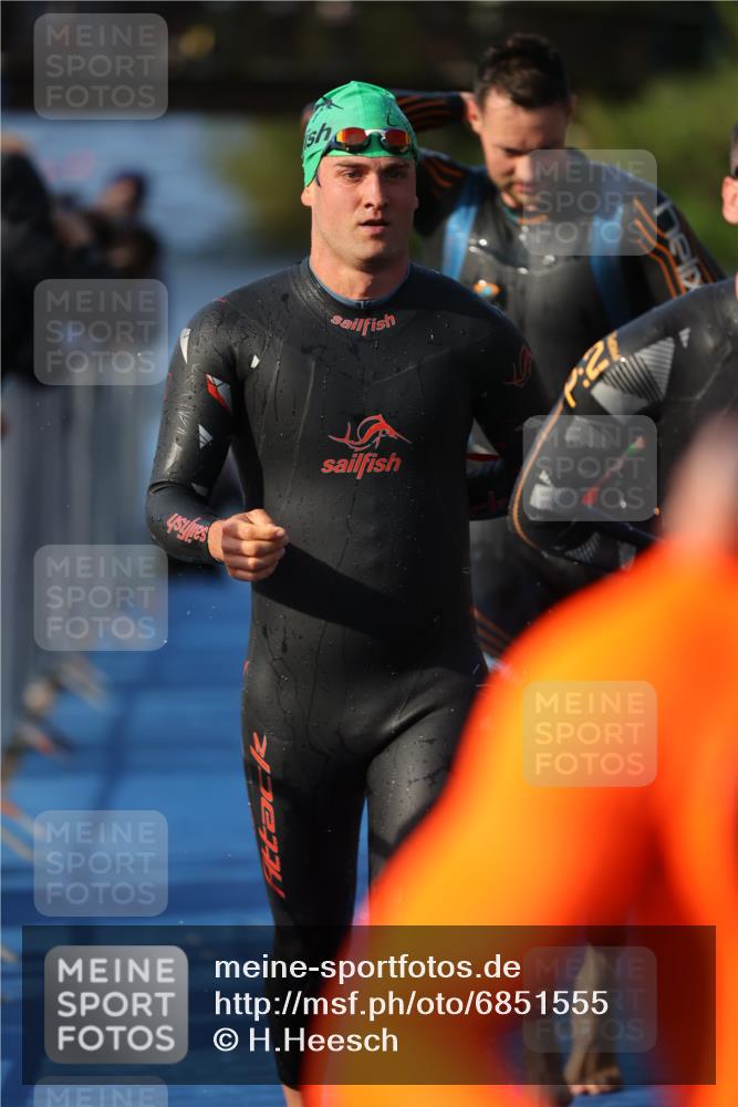 25.08.2024 - Elbe Triathlon Hamburg H.Heesch http://msf.ph/oto/6851555 25.08.2024 08:59:25 Schwimmen 202, 204, 237, 261, 274, 275, 278, 285, 298, 310, 316, 322 meine-sportfotos.de