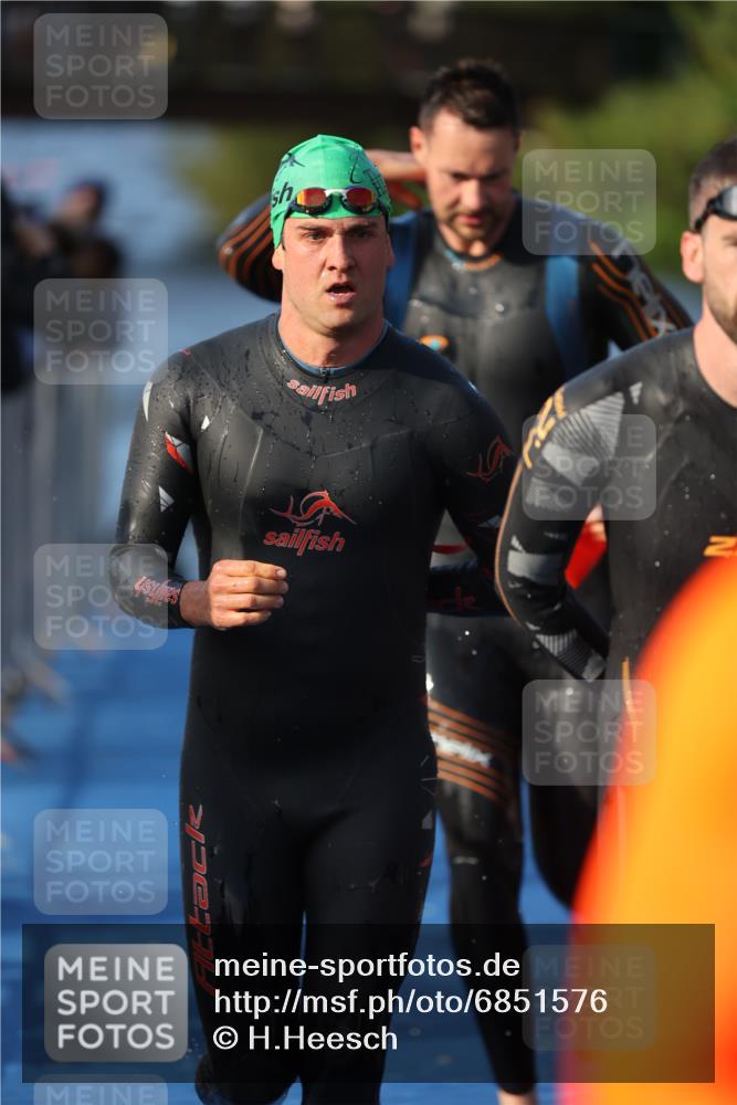 25.08.2024 - Elbe Triathlon Hamburg H.Heesch http://msf.ph/oto/6851576 25.08.2024 08:59:25 Schwimmen 202, 204, 237, 261, 274, 275, 278, 285, 298, 310, 316, 322 meine-sportfotos.de
