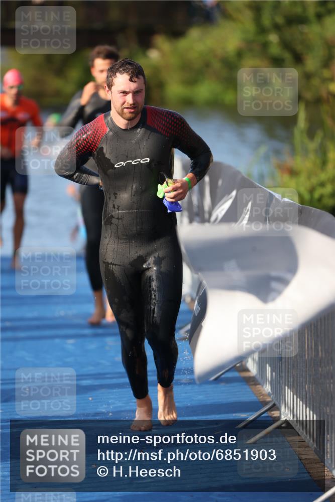 25.08.2024 - Elbe Triathlon Hamburg H.Heesch http://msf.ph/oto/6851903 25.08.2024 08:59:51 Schwimmen 209, 222, 274, 311 meine-sportfotos.de