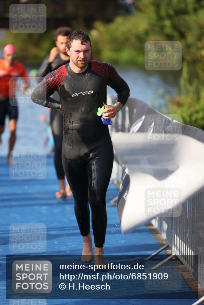 25.08.2024 - Elbe Triathlon Hamburg H.Heesch http://msf.ph/oto/6851909 25.08.2024 08:59:51 Schwimmen 209, 222, 274, 311 meine-sportfotos.de