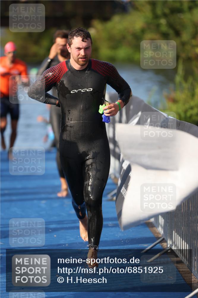 25.08.2024 - Elbe Triathlon Hamburg H.Heesch http://msf.ph/oto/6851925 25.08.2024 08:59:51 Schwimmen 209, 222, 274, 311 meine-sportfotos.de