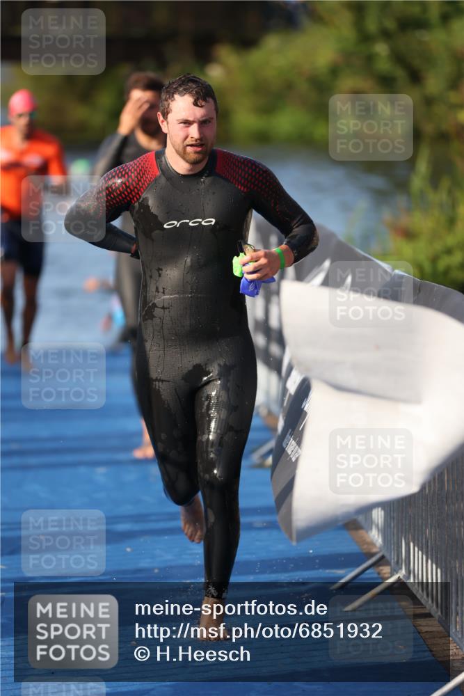 25.08.2024 - Elbe Triathlon Hamburg H.Heesch http://msf.ph/oto/6851932 25.08.2024 08:59:51 Schwimmen 209, 222, 274, 311 meine-sportfotos.de