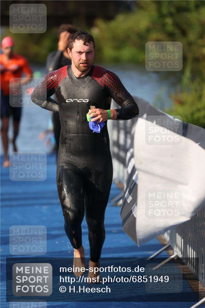 25.08.2024 - Elbe Triathlon Hamburg H.Heesch http://msf.ph/oto/6851949 25.08.2024 08:59:51 Schwimmen 209, 222, 274, 311 meine-sportfotos.de
