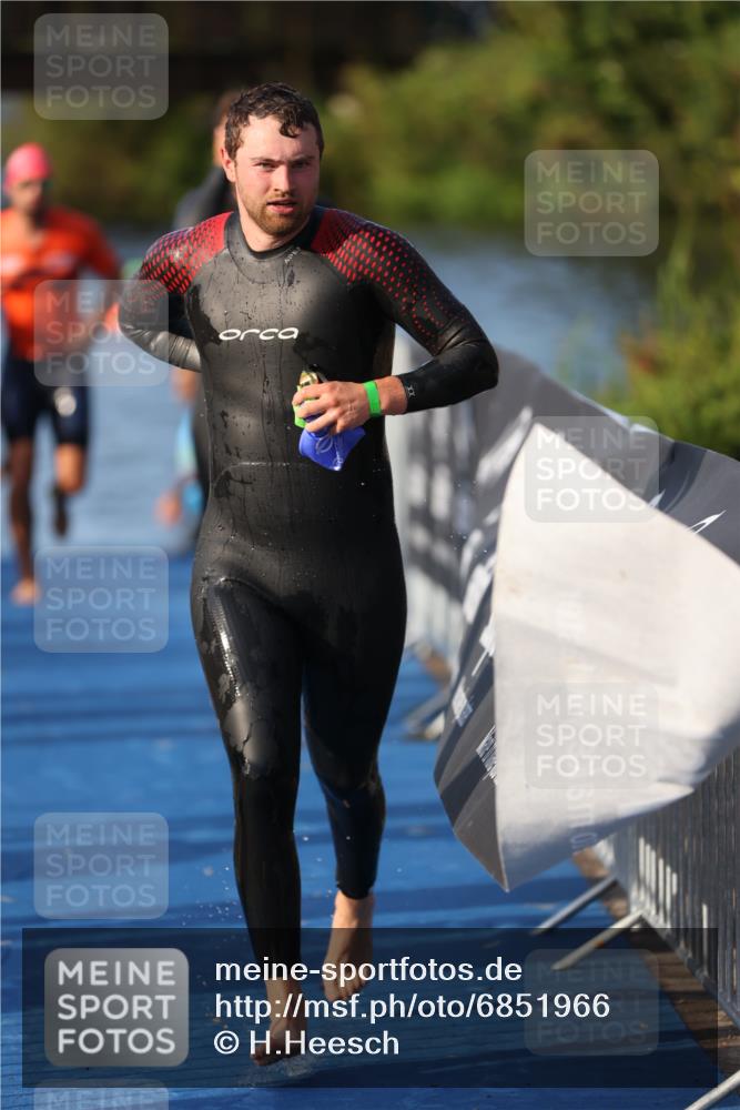 25.08.2024 - Elbe Triathlon Hamburg H.Heesch http://msf.ph/oto/6851966 25.08.2024 08:59:51 Schwimmen 209, 222, 274, 311 meine-sportfotos.de