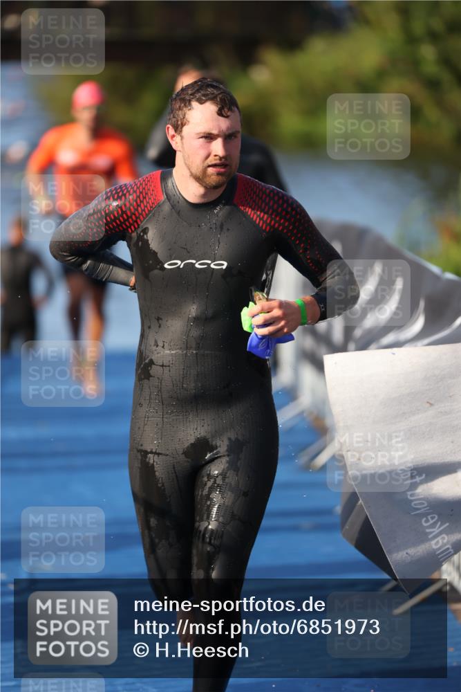 25.08.2024 - Elbe Triathlon Hamburg H.Heesch http://msf.ph/oto/6851973 25.08.2024 08:59:52 Schwimmen 209, 222, 274, 311 meine-sportfotos.de