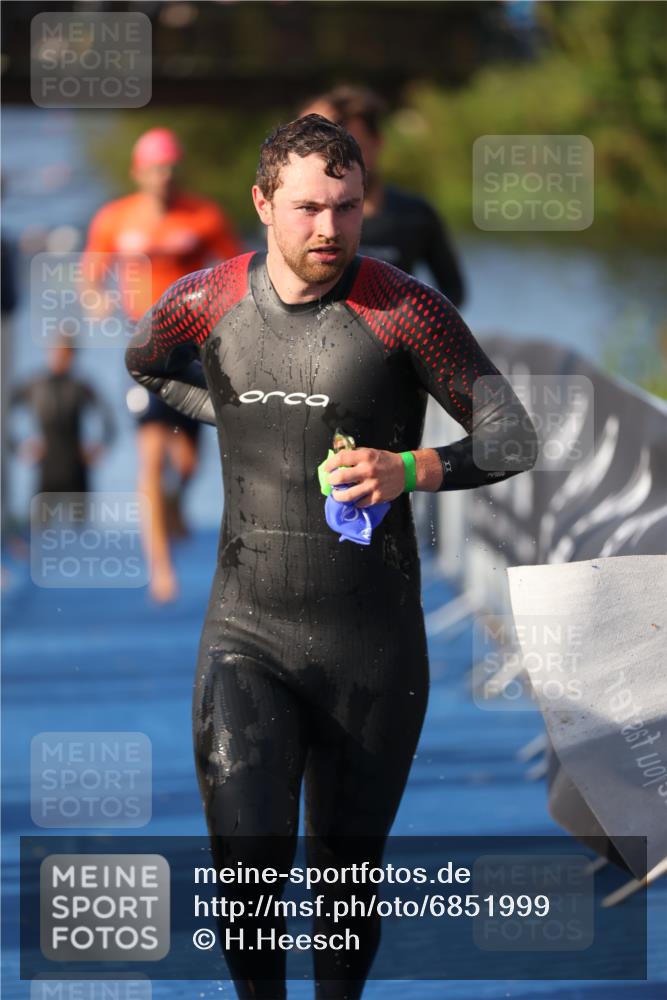 25.08.2024 - Elbe Triathlon Hamburg H.Heesch http://msf.ph/oto/6851999 25.08.2024 08:59:52 Schwimmen 209, 222, 274, 311 meine-sportfotos.de
