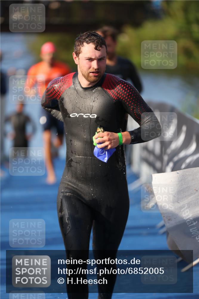 25.08.2024 - Elbe Triathlon Hamburg H.Heesch http://msf.ph/oto/6852005 25.08.2024 08:59:52 Schwimmen 209, 222, 274, 311 meine-sportfotos.de