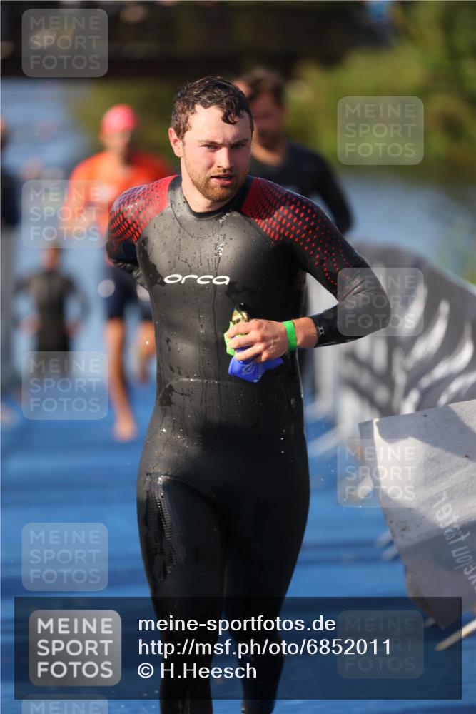 25.08.2024 - Elbe Triathlon Hamburg H.Heesch http://msf.ph/oto/6852011 25.08.2024 08:59:52 Schwimmen 209, 222, 274, 311 meine-sportfotos.de