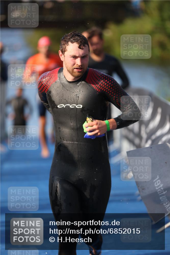 25.08.2024 - Elbe Triathlon Hamburg H.Heesch http://msf.ph/oto/6852015 25.08.2024 08:59:52 Schwimmen 209, 222, 274, 311 meine-sportfotos.de