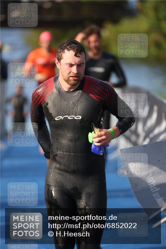25.08.2024 - Elbe Triathlon Hamburg H.Heesch http://msf.ph/oto/6852022 25.08.2024 08:59:52 Schwimmen 209, 222, 274, 311 meine-sportfotos.de