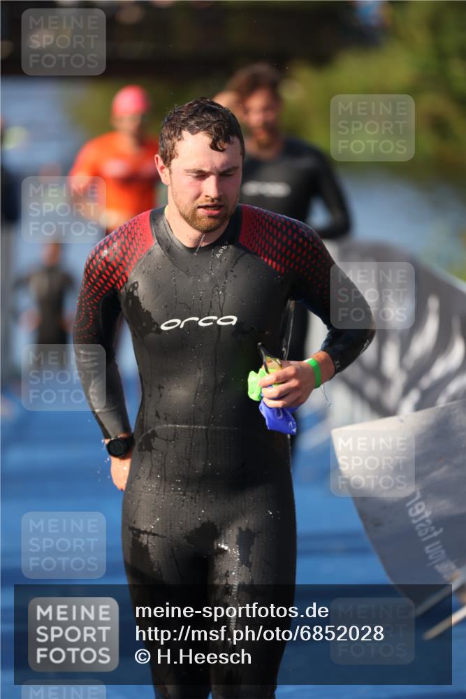 25.08.2024 - Elbe Triathlon Hamburg H.Heesch http://msf.ph/oto/6852028 25.08.2024 08:59:52 Schwimmen 209, 222, 274, 311 meine-sportfotos.de