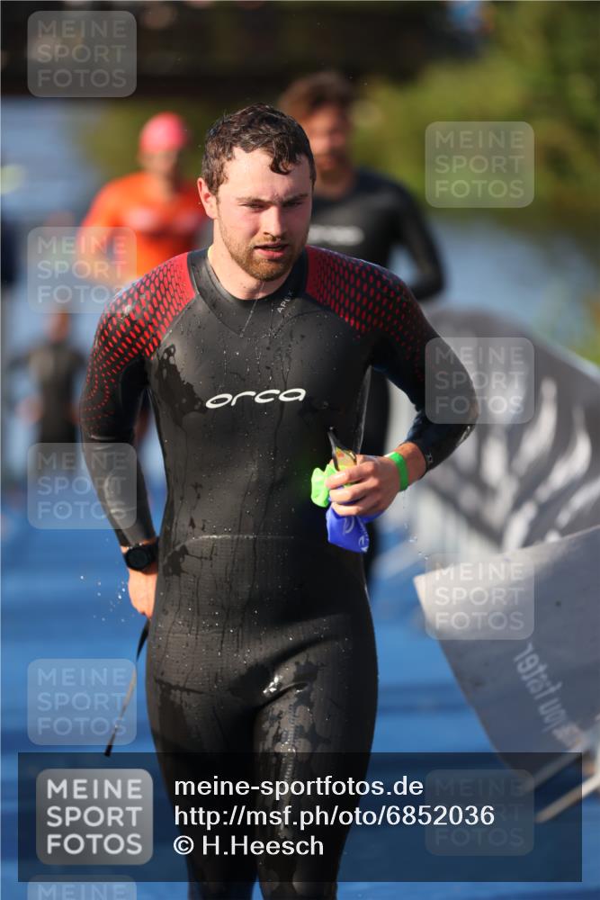 25.08.2024 - Elbe Triathlon Hamburg H.Heesch http://msf.ph/oto/6852036 25.08.2024 08:59:52 Schwimmen 209, 222, 274, 311 meine-sportfotos.de