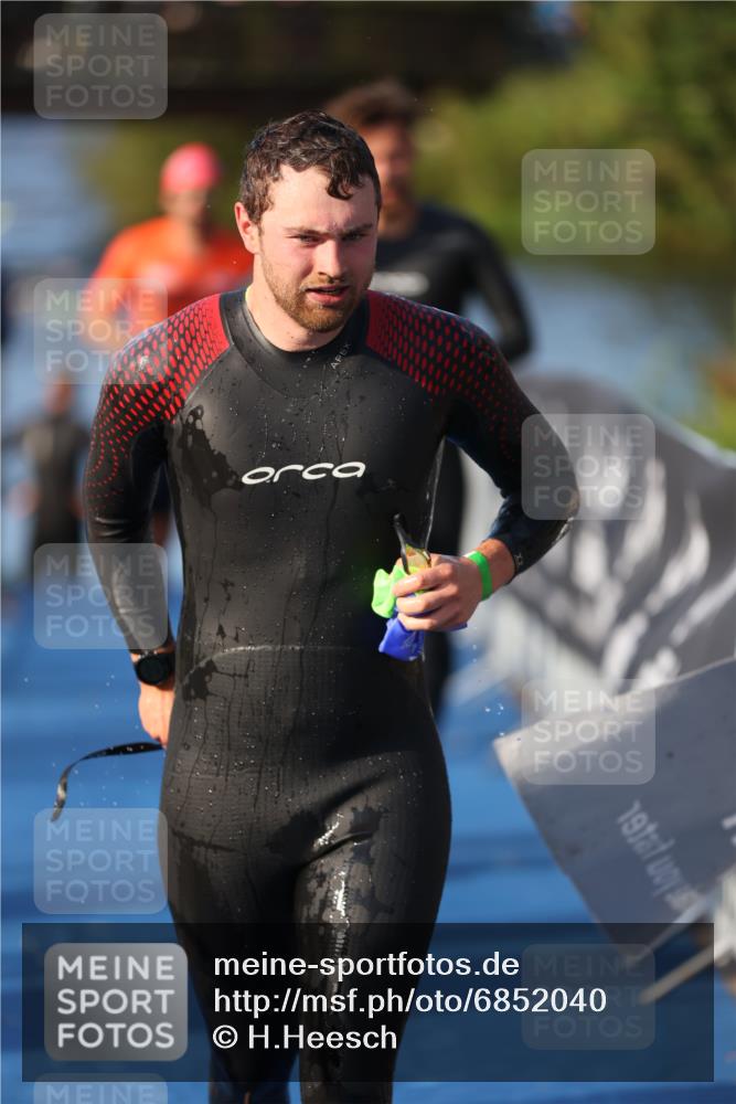 25.08.2024 - Elbe Triathlon Hamburg H.Heesch http://msf.ph/oto/6852040 25.08.2024 08:59:52 Schwimmen 209, 222, 274, 311 meine-sportfotos.de