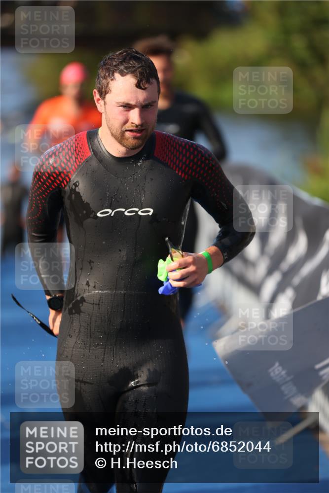 25.08.2024 - Elbe Triathlon Hamburg H.Heesch http://msf.ph/oto/6852044 25.08.2024 08:59:52 Schwimmen 209, 222, 274, 311 meine-sportfotos.de