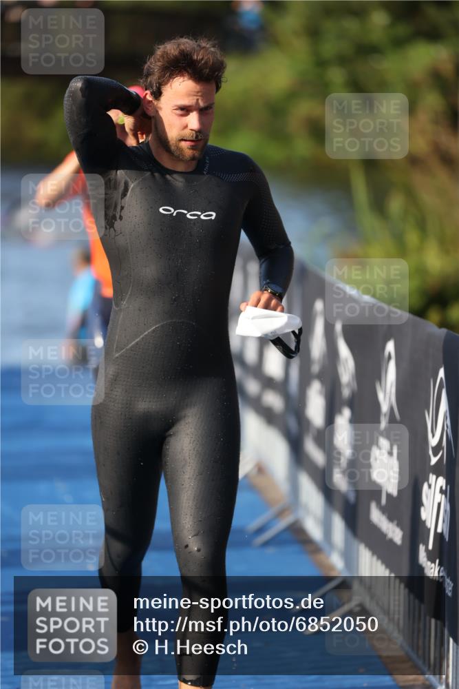 25.08.2024 - Elbe Triathlon Hamburg H.Heesch http://msf.ph/oto/6852050 25.08.2024 08:59:54 Schwimmen 209, 222, 274, 311 meine-sportfotos.de