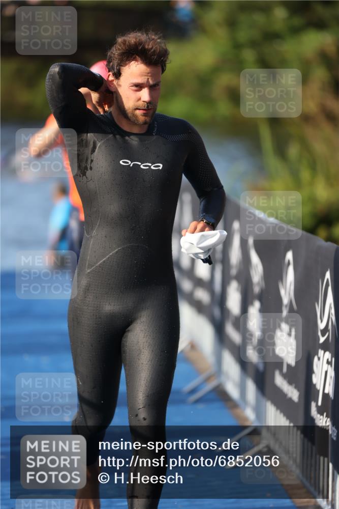25.08.2024 - Elbe Triathlon Hamburg H.Heesch http://msf.ph/oto/6852056 25.08.2024 08:59:54 Schwimmen 209, 222, 274, 311 meine-sportfotos.de
