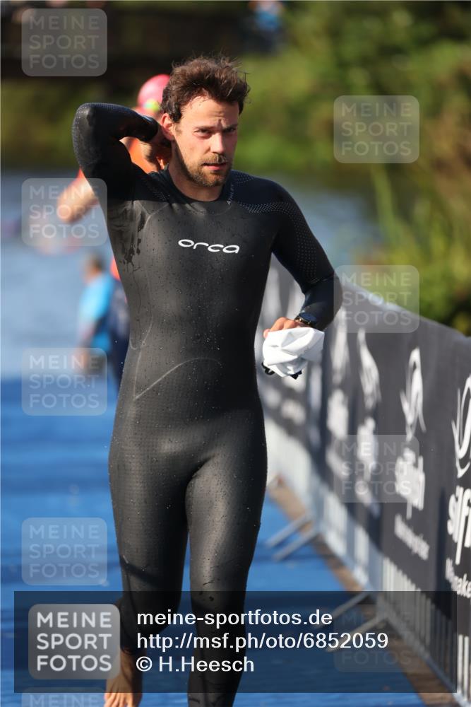25.08.2024 - Elbe Triathlon Hamburg H.Heesch http://msf.ph/oto/6852059 25.08.2024 08:59:54 Schwimmen 209, 222, 274, 311 meine-sportfotos.de
