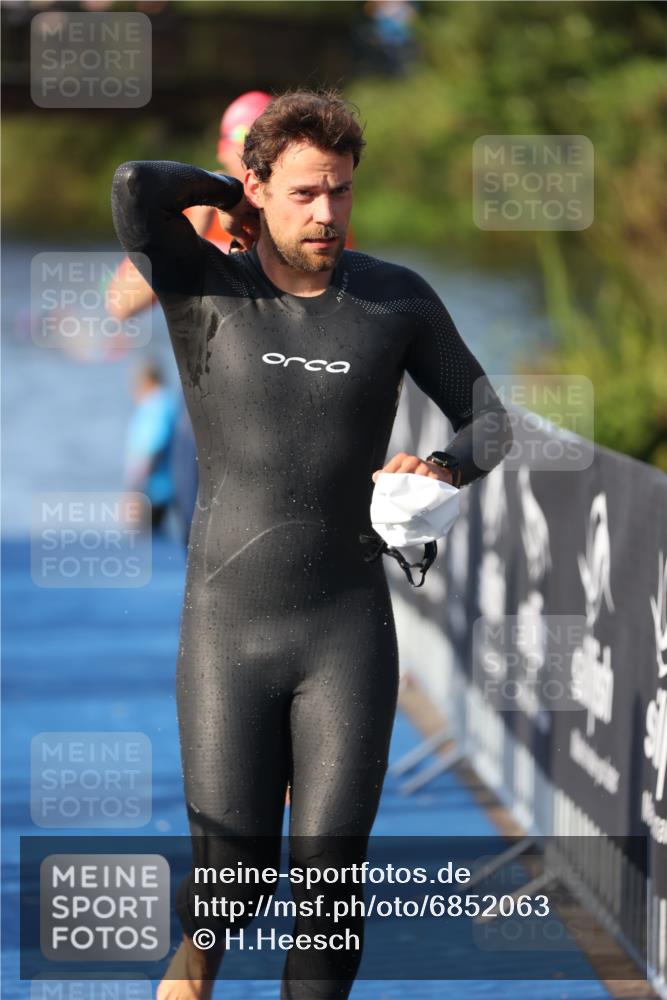25.08.2024 - Elbe Triathlon Hamburg H.Heesch http://msf.ph/oto/6852063 25.08.2024 08:59:54 Schwimmen 209, 222, 274, 311 meine-sportfotos.de
