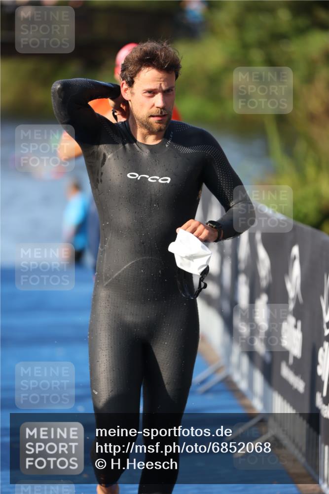 25.08.2024 - Elbe Triathlon Hamburg H.Heesch http://msf.ph/oto/6852068 25.08.2024 08:59:54 Schwimmen 209, 222, 274, 311 meine-sportfotos.de