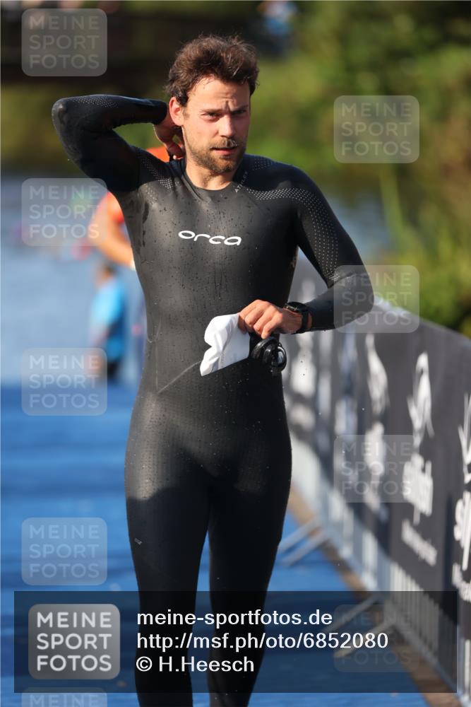 25.08.2024 - Elbe Triathlon Hamburg H.Heesch http://msf.ph/oto/6852080 25.08.2024 08:59:54 Schwimmen 209, 222, 274, 311 meine-sportfotos.de