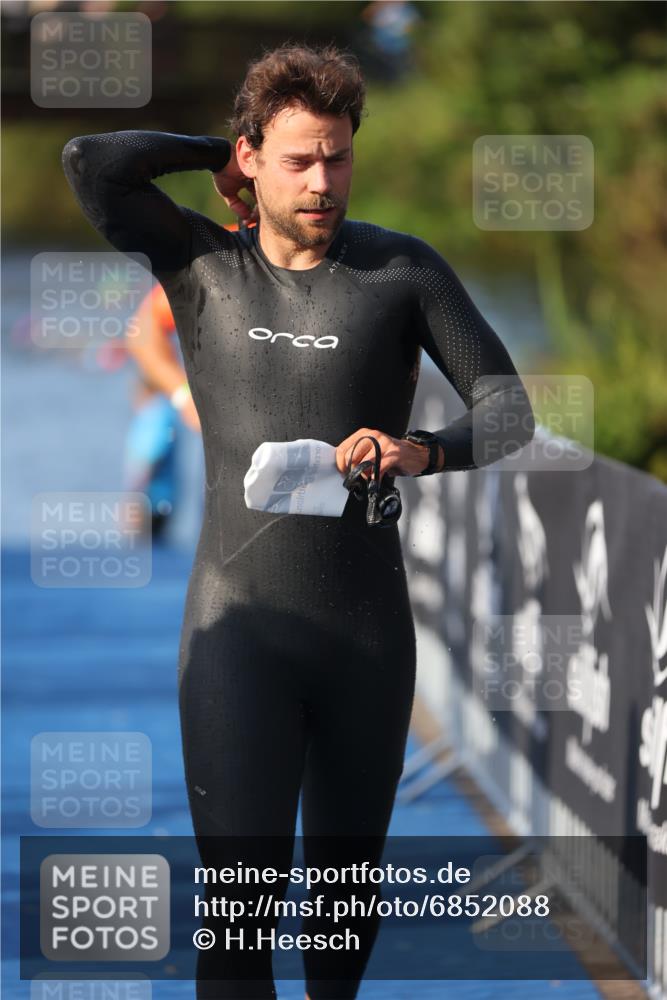 25.08.2024 - Elbe Triathlon Hamburg H.Heesch http://msf.ph/oto/6852088 25.08.2024 08:59:54 Schwimmen 209, 222, 274, 311 meine-sportfotos.de