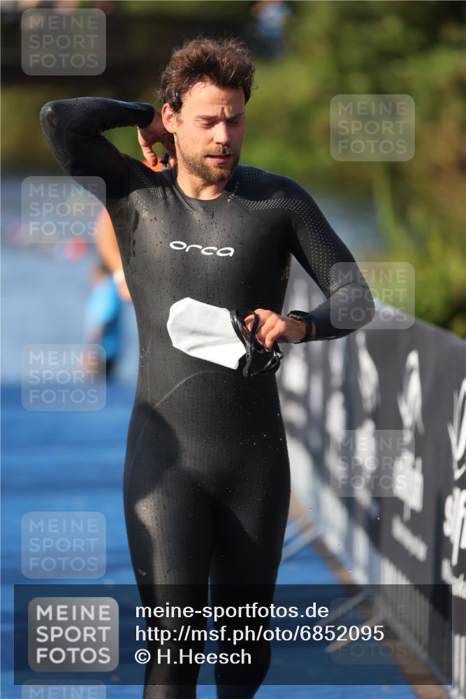 25.08.2024 - Elbe Triathlon Hamburg H.Heesch http://msf.ph/oto/6852095 25.08.2024 08:59:54 Schwimmen 209, 222, 274, 311 meine-sportfotos.de