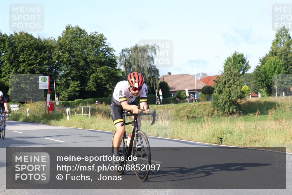 25.08.2024 - Elbe Triathlon Hamburg Fuchs,  Jonas http://msf.ph/oto/6852097 25.08.2024 09:15:37 Radfahren 302, 70, 88, 126 meine-sportfotos.de