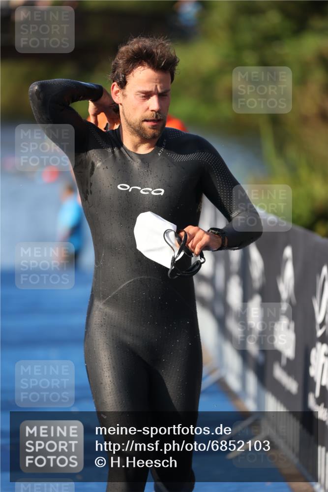 25.08.2024 - Elbe Triathlon Hamburg H.Heesch http://msf.ph/oto/6852103 25.08.2024 08:59:54 Schwimmen 209, 222, 274, 311 meine-sportfotos.de