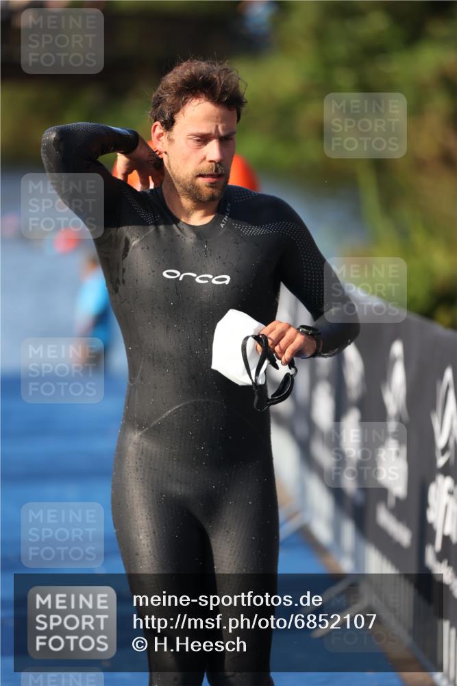 25.08.2024 - Elbe Triathlon Hamburg H.Heesch http://msf.ph/oto/6852107 25.08.2024 08:59:54 Schwimmen 209, 222, 274, 311 meine-sportfotos.de
