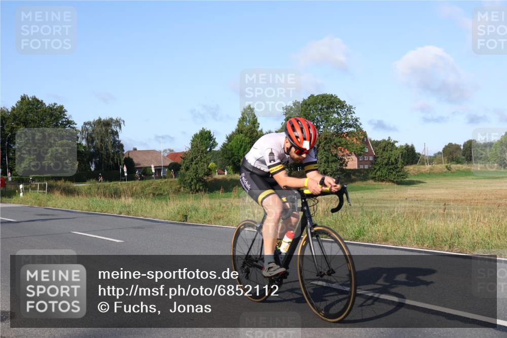 25.08.2024 - Elbe Triathlon Hamburg Fuchs,  Jonas http://msf.ph/oto/6852112 25.08.2024 09:15:37 Radfahren 302, 70, 88, 126 meine-sportfotos.de