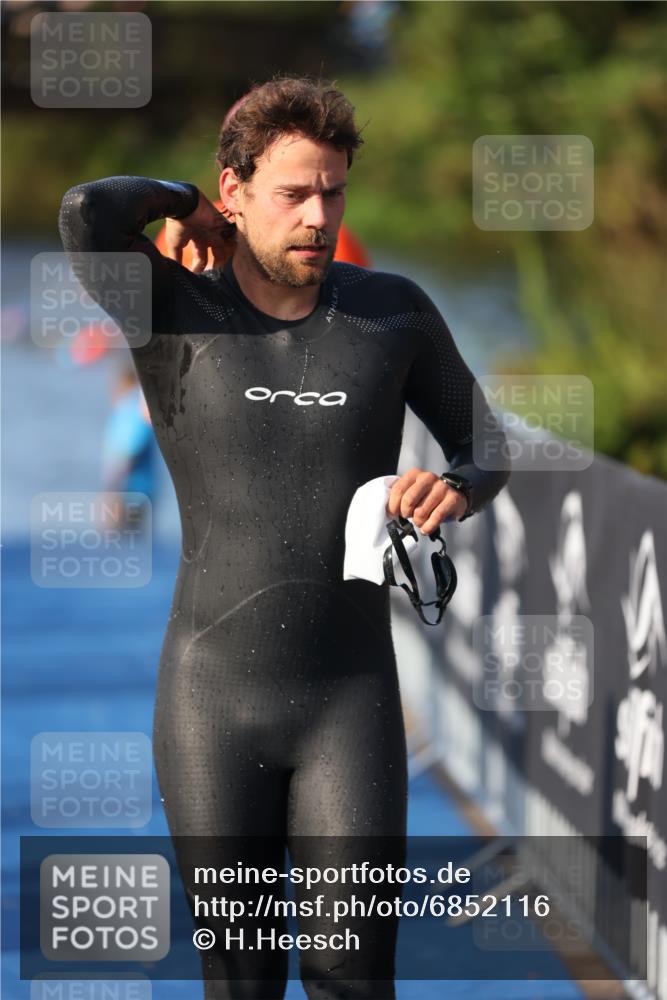 25.08.2024 - Elbe Triathlon Hamburg H.Heesch http://msf.ph/oto/6852116 25.08.2024 08:59:54 Schwimmen 209, 222, 274, 311 meine-sportfotos.de