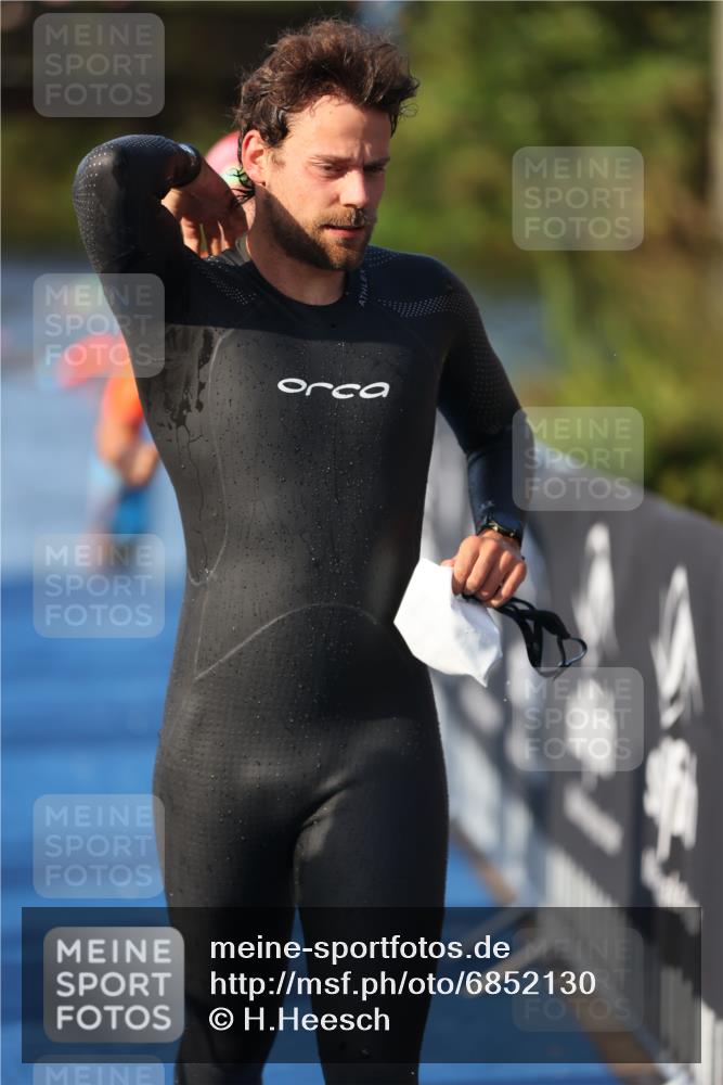 25.08.2024 - Elbe Triathlon Hamburg H.Heesch http://msf.ph/oto/6852130 25.08.2024 08:59:55 Schwimmen 209, 222, 274, 311 meine-sportfotos.de