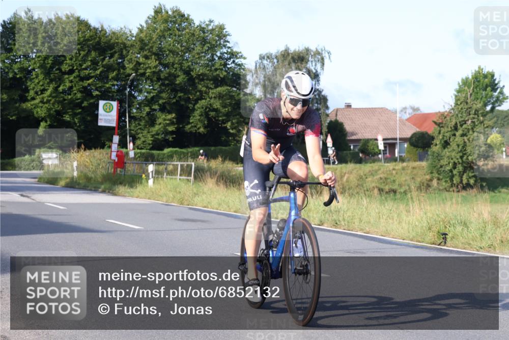 25.08.2024 - Elbe Triathlon Hamburg Fuchs,  Jonas http://msf.ph/oto/6852132 25.08.2024 09:15:38 Radfahren 302, 70, 88, 126 meine-sportfotos.de