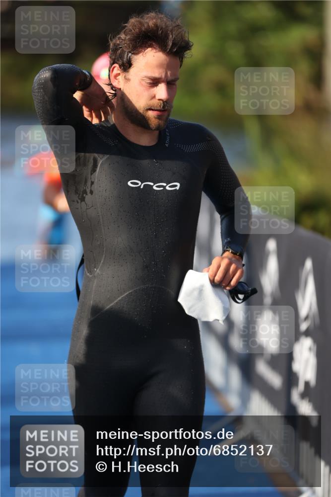 25.08.2024 - Elbe Triathlon Hamburg H.Heesch http://msf.ph/oto/6852137 25.08.2024 08:59:55 Schwimmen 209, 222, 274, 311 meine-sportfotos.de