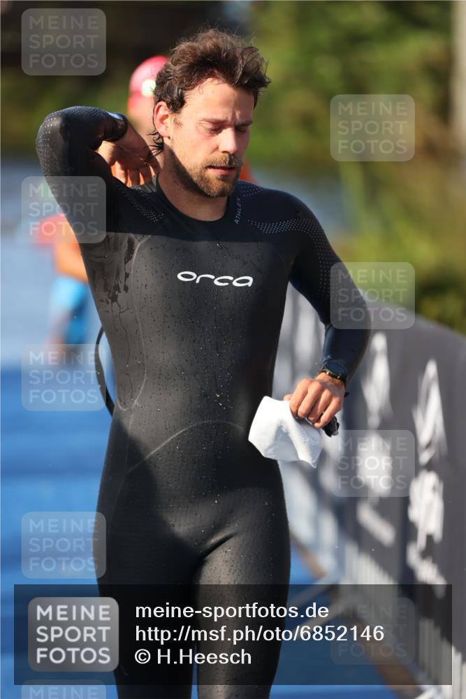 25.08.2024 - Elbe Triathlon Hamburg H.Heesch http://msf.ph/oto/6852146 25.08.2024 08:59:55 Schwimmen 209, 222, 274, 311 meine-sportfotos.de