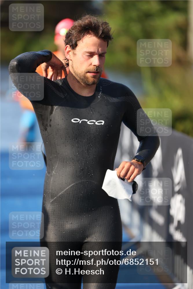 25.08.2024 - Elbe Triathlon Hamburg H.Heesch http://msf.ph/oto/6852151 25.08.2024 08:59:55 Schwimmen 209, 222, 274, 311 meine-sportfotos.de