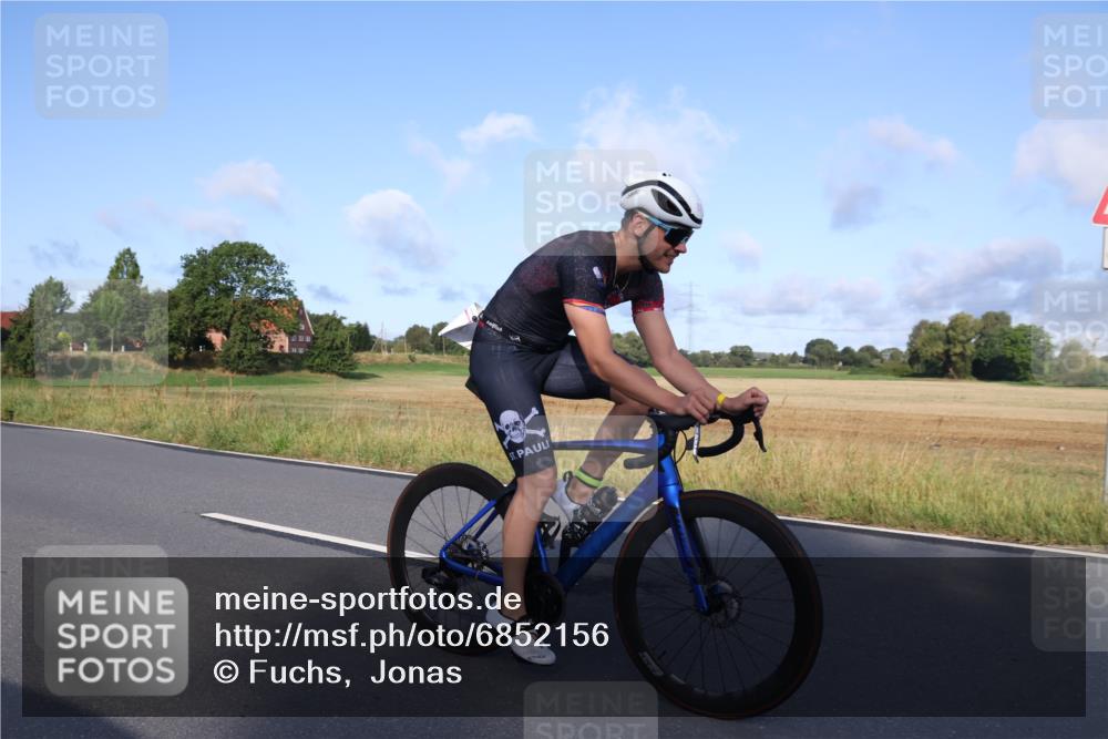25.08.2024 - Elbe Triathlon Hamburg Fuchs,  Jonas http://msf.ph/oto/6852156 25.08.2024 09:15:39 Radfahren 70, 88, 126 meine-sportfotos.de