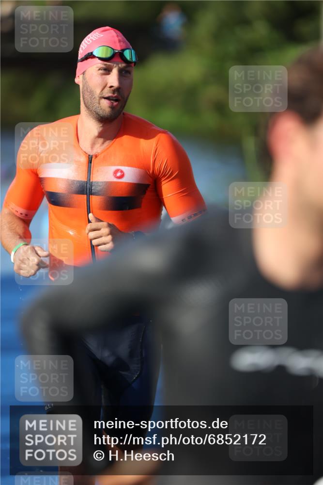 25.08.2024 - Elbe Triathlon Hamburg H.Heesch http://msf.ph/oto/6852172 25.08.2024 08:59:56 Schwimmen 209, 222, 311 meine-sportfotos.de