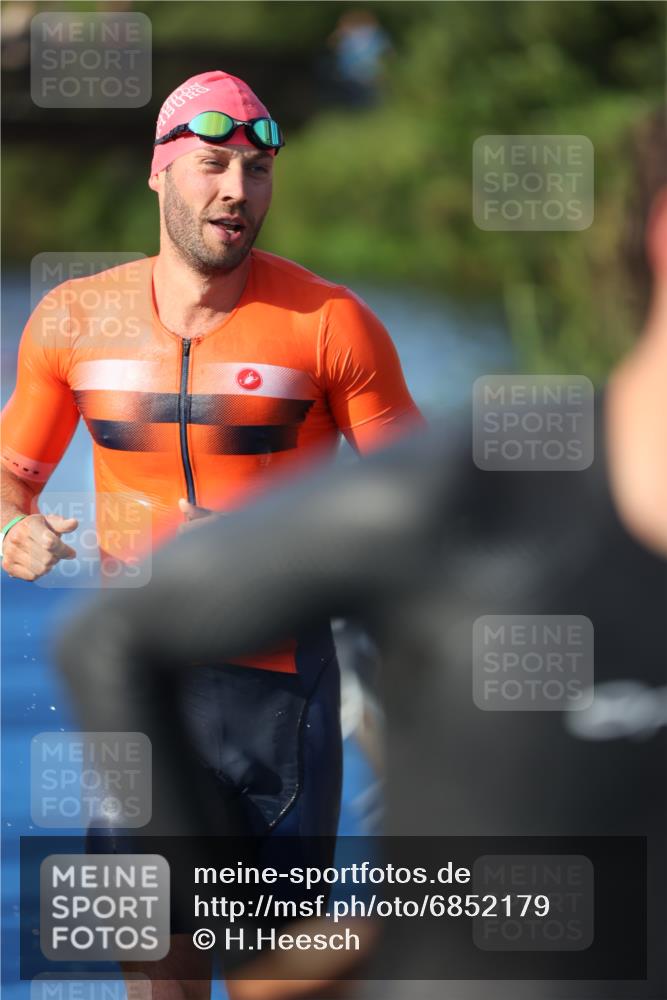 25.08.2024 - Elbe Triathlon Hamburg H.Heesch http://msf.ph/oto/6852179 25.08.2024 08:59:56 Schwimmen 209, 222, 311 meine-sportfotos.de