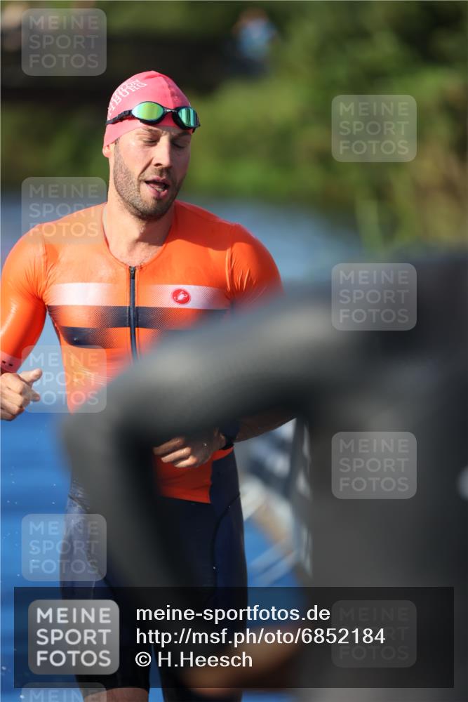 25.08.2024 - Elbe Triathlon Hamburg H.Heesch http://msf.ph/oto/6852184 25.08.2024 08:59:56 Schwimmen 209, 222, 311 meine-sportfotos.de