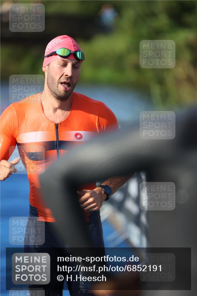 25.08.2024 - Elbe Triathlon Hamburg H.Heesch http://msf.ph/oto/6852191 25.08.2024 08:59:56 Schwimmen 209, 222, 311 meine-sportfotos.de
