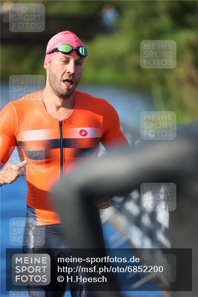 25.08.2024 - Elbe Triathlon Hamburg H.Heesch http://msf.ph/oto/6852200 25.08.2024 08:59:56 Schwimmen 209, 222, 311 meine-sportfotos.de