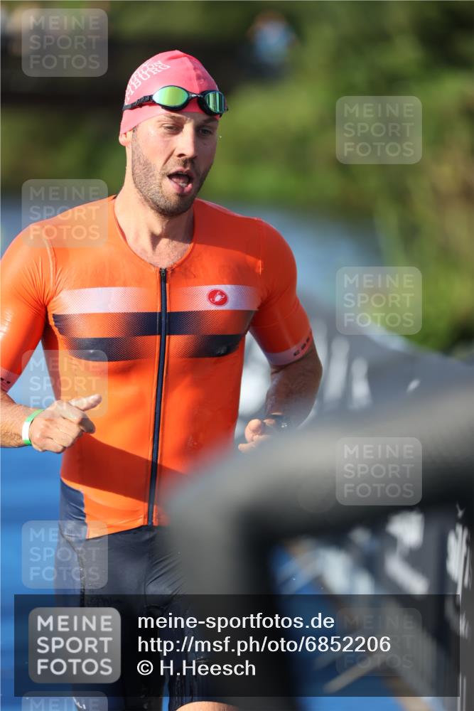 25.08.2024 - Elbe Triathlon Hamburg H.Heesch http://msf.ph/oto/6852206 25.08.2024 08:59:56 Schwimmen 209, 222, 311 meine-sportfotos.de