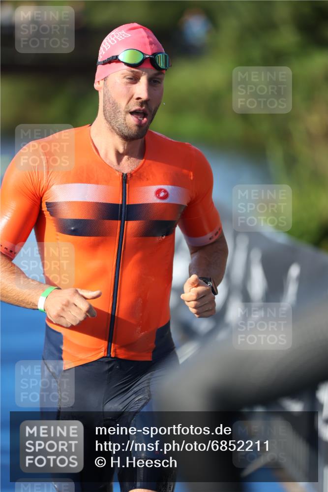 25.08.2024 - Elbe Triathlon Hamburg H.Heesch http://msf.ph/oto/6852211 25.08.2024 08:59:56 Schwimmen 209, 222, 311 meine-sportfotos.de