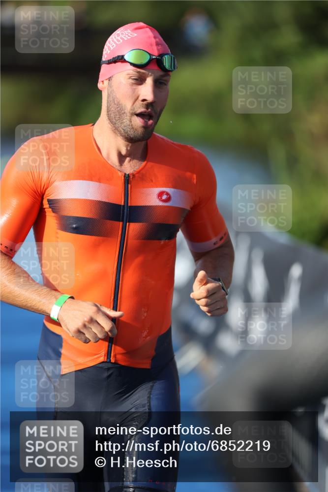 25.08.2024 - Elbe Triathlon Hamburg H.Heesch http://msf.ph/oto/6852219 25.08.2024 08:59:56 Schwimmen 209, 222, 311 meine-sportfotos.de