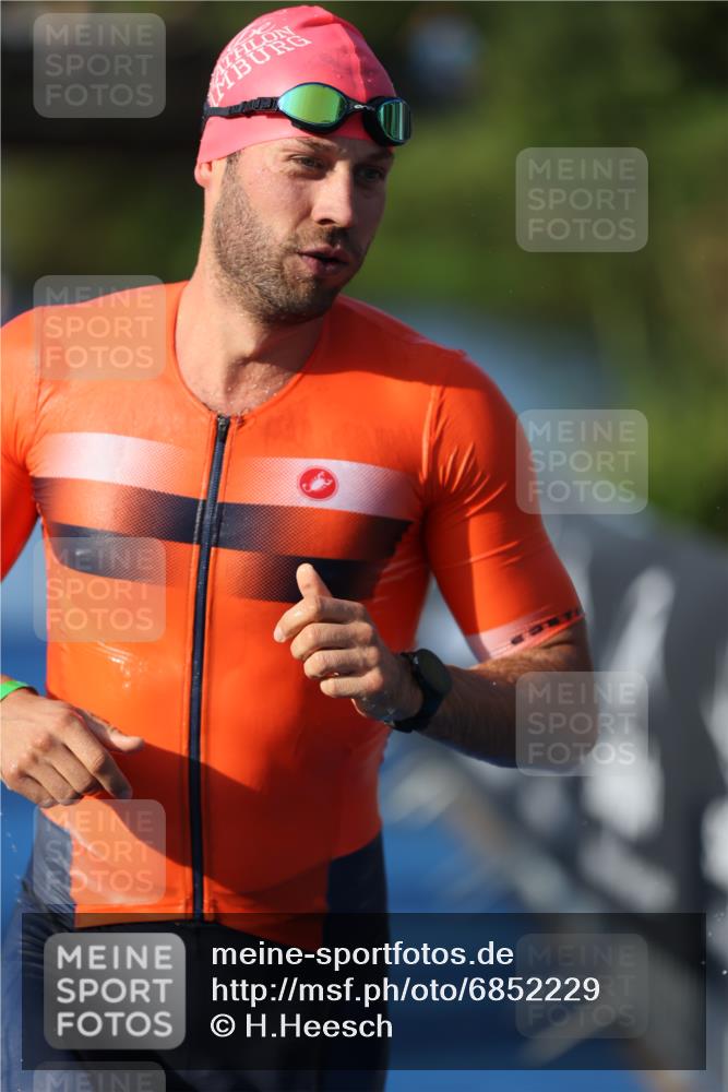 25.08.2024 - Elbe Triathlon Hamburg H.Heesch http://msf.ph/oto/6852229 25.08.2024 08:59:56 Schwimmen 209, 222, 311 meine-sportfotos.de