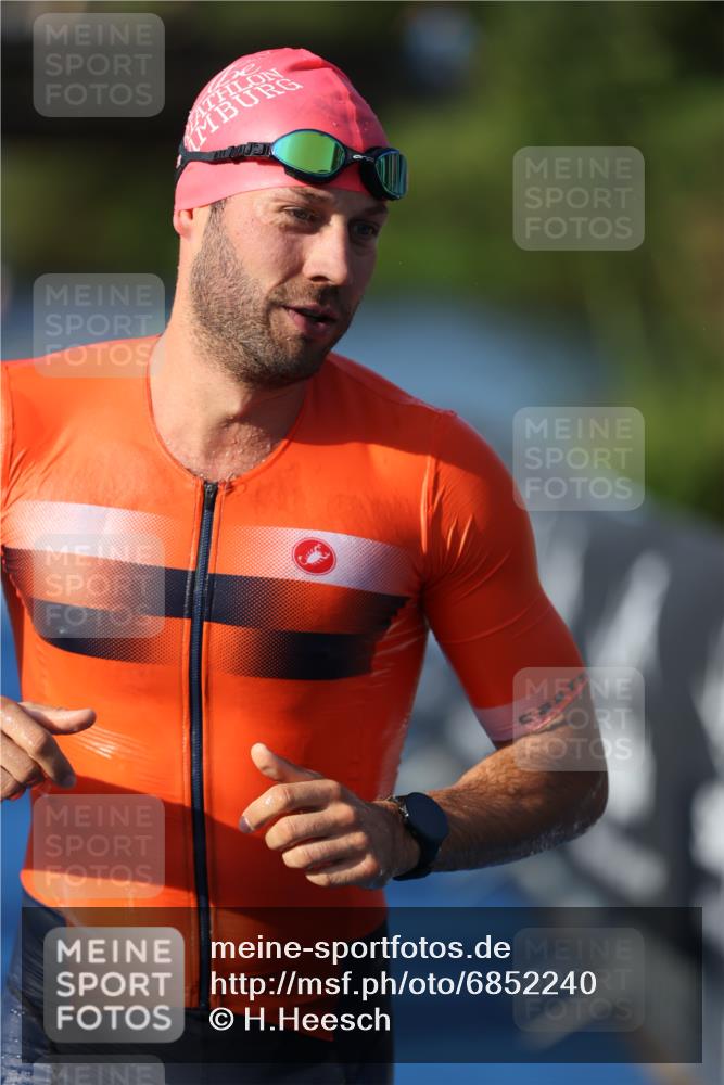 25.08.2024 - Elbe Triathlon Hamburg H.Heesch http://msf.ph/oto/6852240 25.08.2024 08:59:57 Schwimmen 209, 222, 311 meine-sportfotos.de