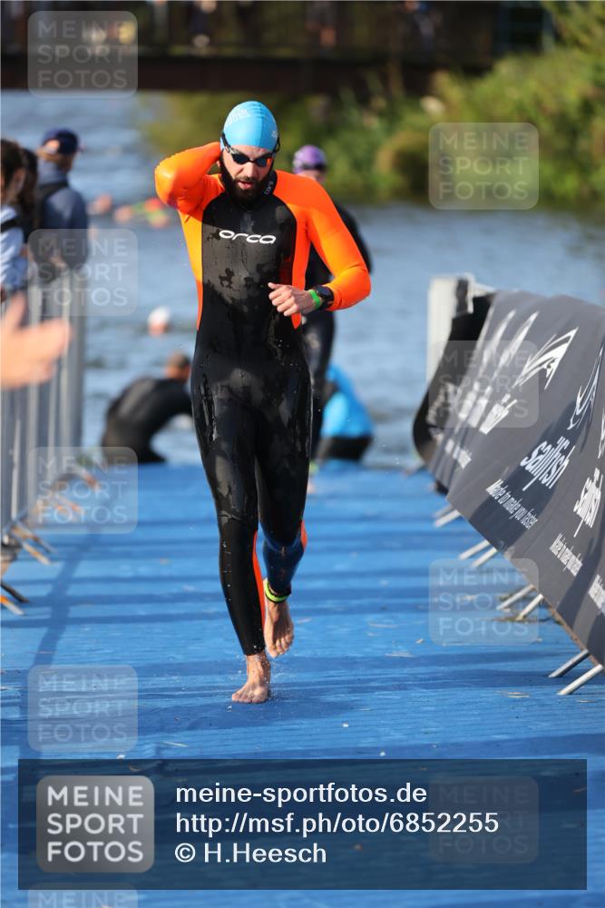 25.08.2024 - Elbe Triathlon Hamburg H.Heesch http://msf.ph/oto/6852255 25.08.2024 09:00:26 Schwimmen 230, 235, 248, 258 meine-sportfotos.de